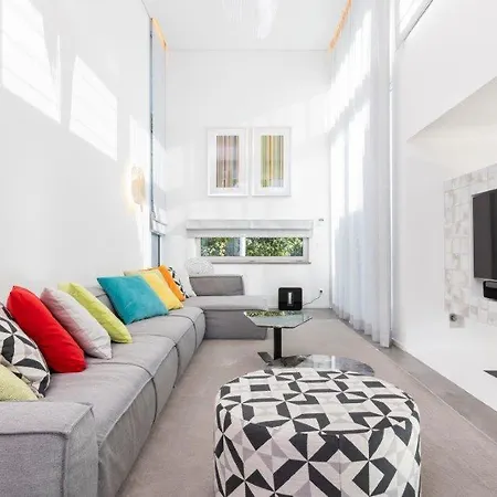 Vale Do Garrao Sleeps 8 With Pool Air Con And Wifi ヴァーレ・ド・ローボ